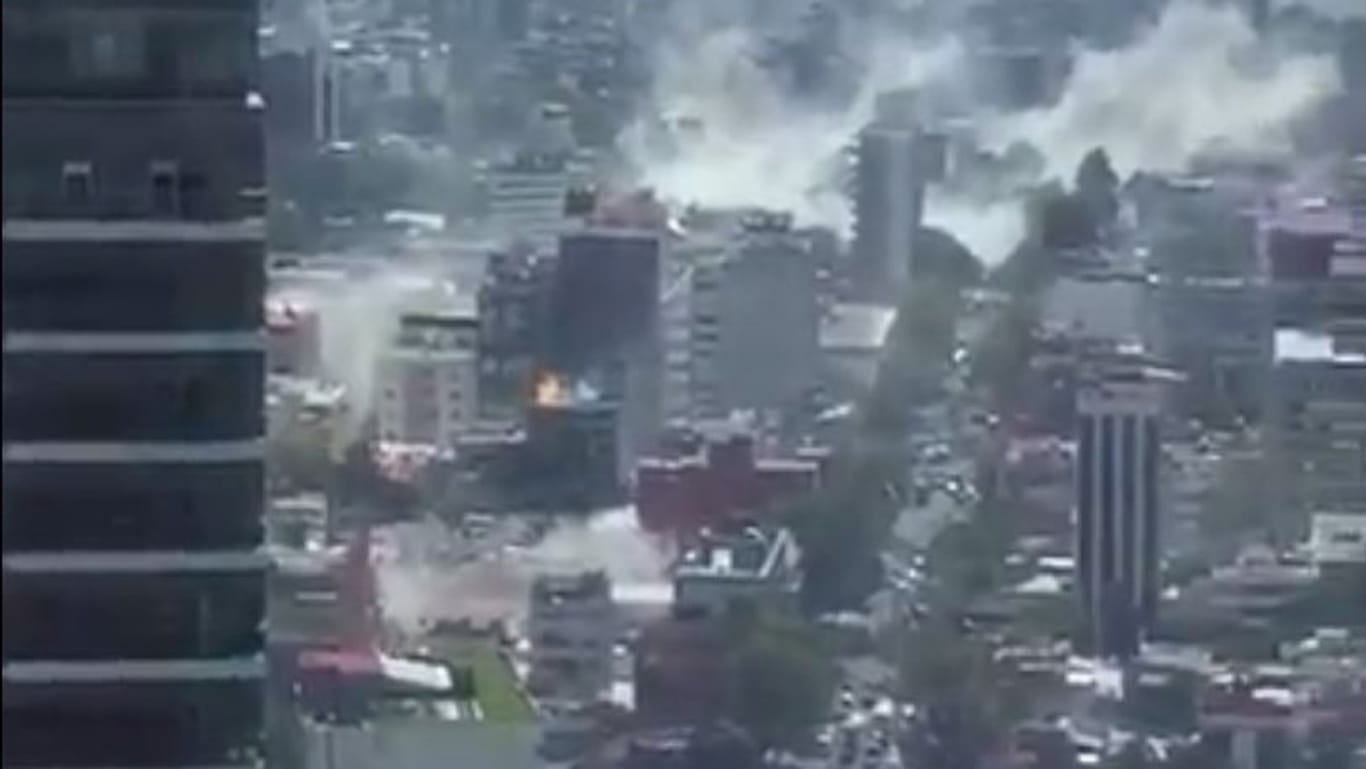 Ein auf Twitter geteiltes Video zeigt Rauchschwaden und brennende Gebäude in der mexikanischen Metropole.