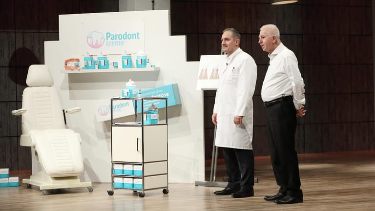 Ismail und Hüsnü Özkanli präsentierten die von ihnen entwickelte Parodontcreme.