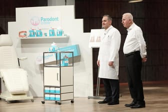 Ismail und Hüsnü Özkanli präsentierten die von ihnen entwickelte Parodontcreme.