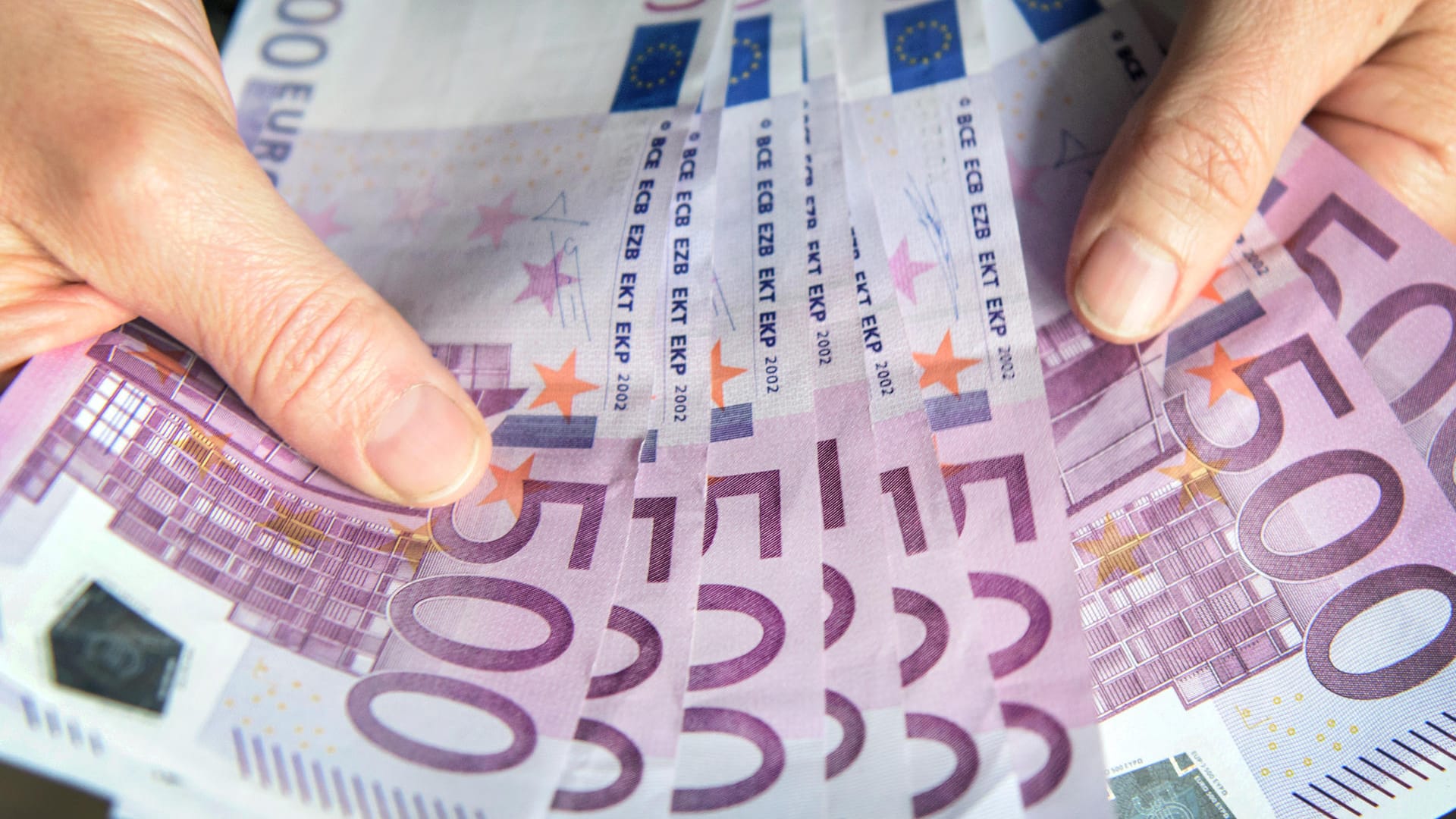 Das Zerschneiden von 500-Euro-Scheinen ist ebenso wenig verboten wie das Verstopfen von Toiletten – die Justiz will dennoch an dem Fall dranbleiben. Das Zerschneiden von 500-Euro-Scheinen ist ebenso wenig verboten wie das Verstopfen von Toiletten – die Justiz will dennoch an dem Fall dranbleiben.