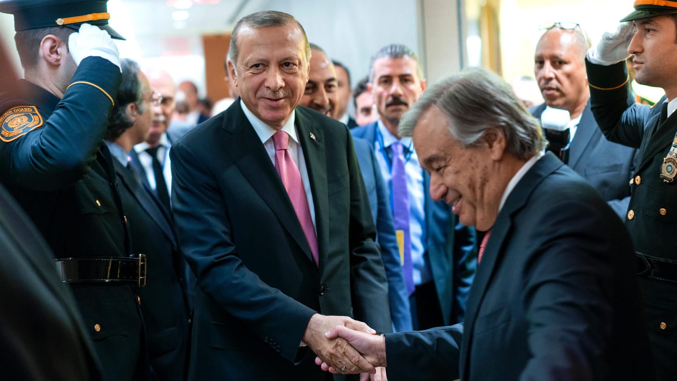Der türkische Präsident Recep Tayyip Erdogan wird im UN-Hauptquartier in New York vom Generalsekretär der Vereinten Nationen, Antonio Guterres, begrüßt.