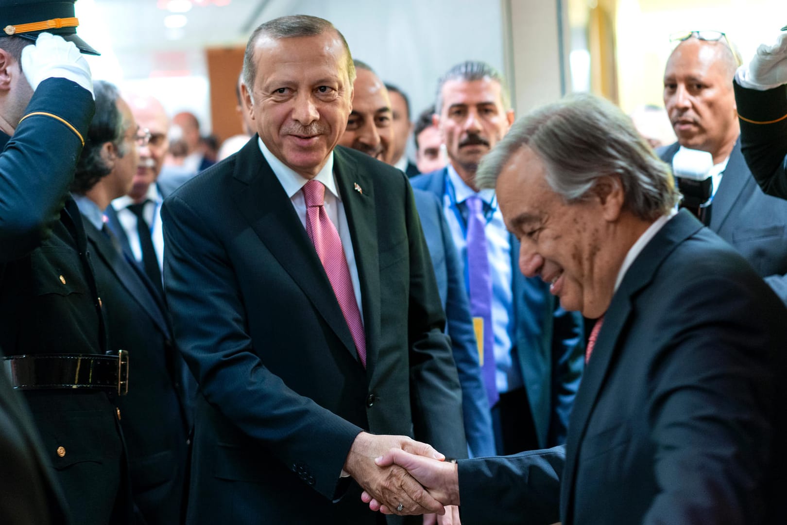 Der türkische Präsident Recep Tayyip Erdogan wird im UN-Hauptquartier in New York vom Generalsekretär der Vereinten Nationen, Antonio Guterres, begrüßt.