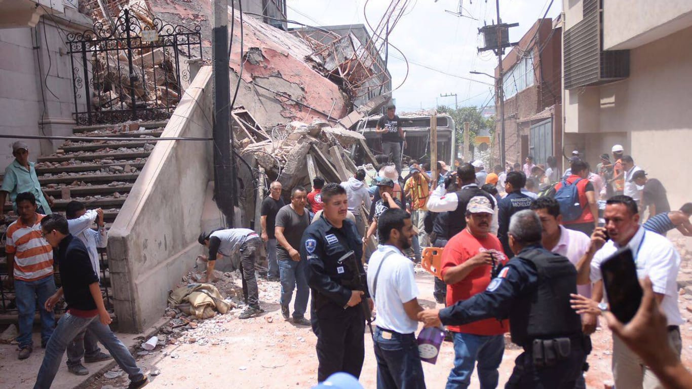 Helfer versammeln sich vor einem eingestürzten Gebäude in Cuernavaca, der Hauptstadt des Bundesstaates Morelos.