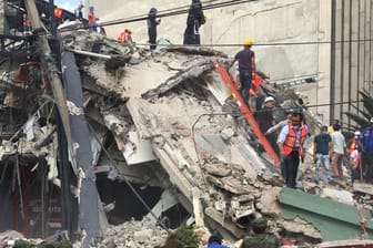 Rettungskräfte und Freiwillige suchen in den Trümmern eines eingestürzten Hauses in Mexiko-Stadt nach Überlebenden.