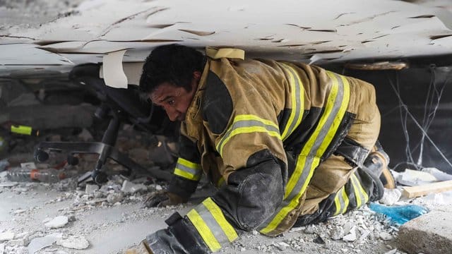 Verzweifelte Suche: Ein Feuerwehrmann versucht, in einem zerstörten Gebäude in Mexiko-Stadt Überlebende des schweren Erdbebens aufzuspüren. Verzweifelte Suche: Ein Feuerwehrmann versucht, in einem zerstörten Gebäude in Mexiko-Stadt Überlebende des schweren Erdbebens aufzuspüren.