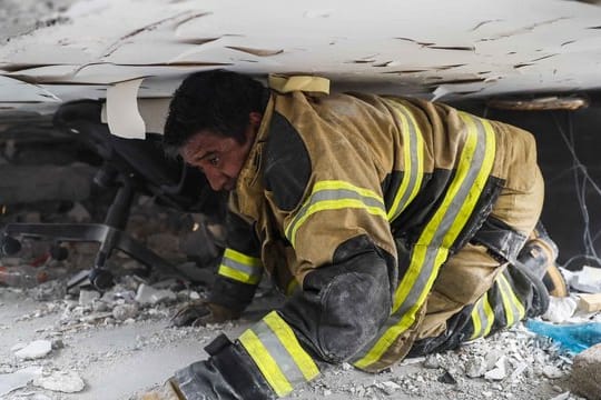 Verzweifelte Suche: Ein Feuerwehrmann versucht, in einem zerstörten Gebäude in Mexiko-Stadt Überlebende des schweren Erdbebens aufzuspüren.