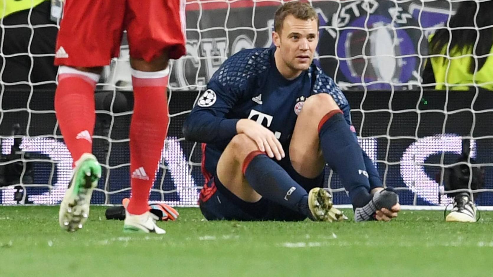 Manuel Neuer verletzte sich auch im Champions-League-Spiel gegen Real Madrid Mitte April am linken Mittelfuß. Manuel Neuer verletzte sich auch im Champions-League-Spiel gegen Real Madrid Mitte April am linken Mittelfuß.