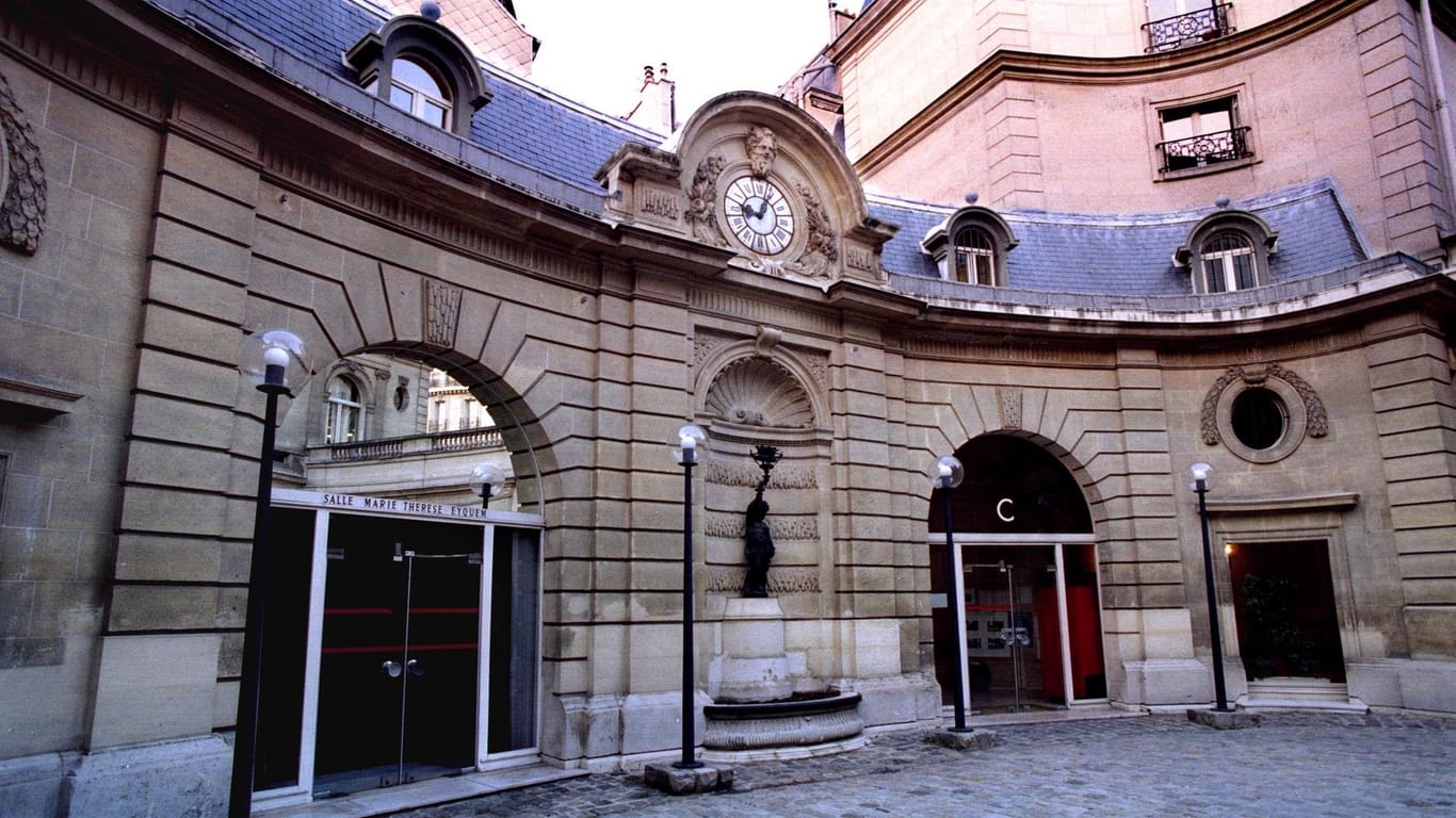 Das historische Hauptquartier der Sozialistischen Partei Frankreichs (PS) in Paris liegt am linken Ufer des Flusses Seine in der noblen "Rue de Solférino".