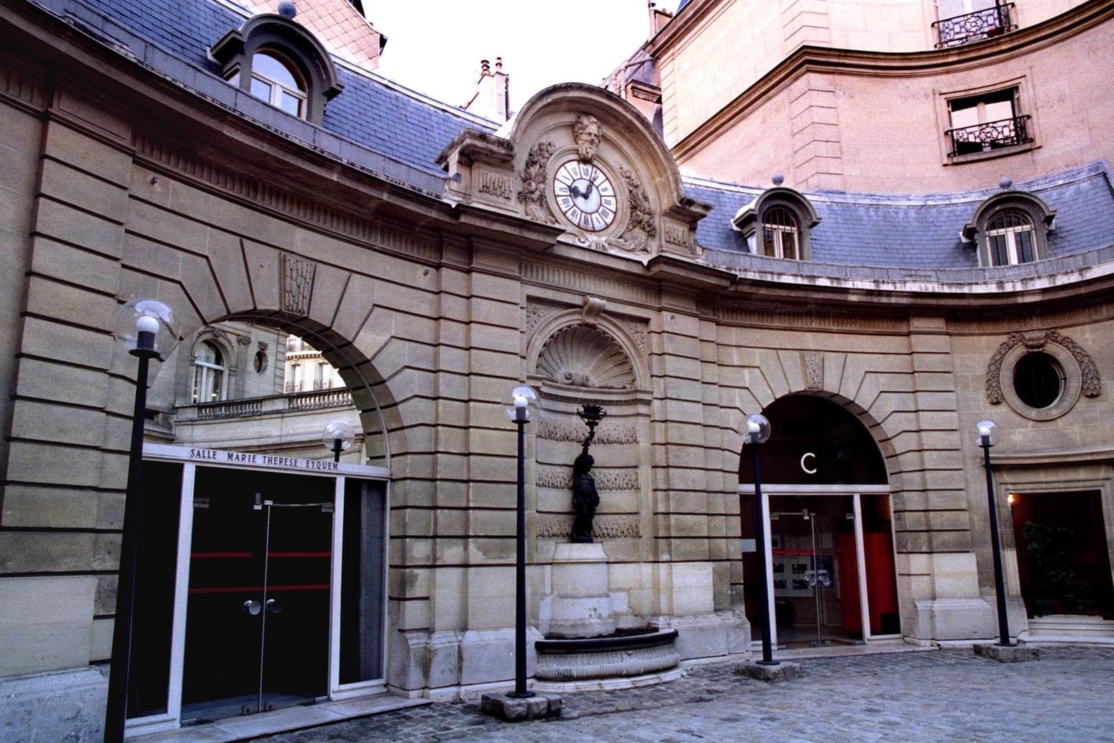 Das historische Hauptquartier der Sozialistischen Partei Frankreichs (PS) in Paris liegt am linken Ufer des Flusses Seine in der noblen "Rue de Solférino".