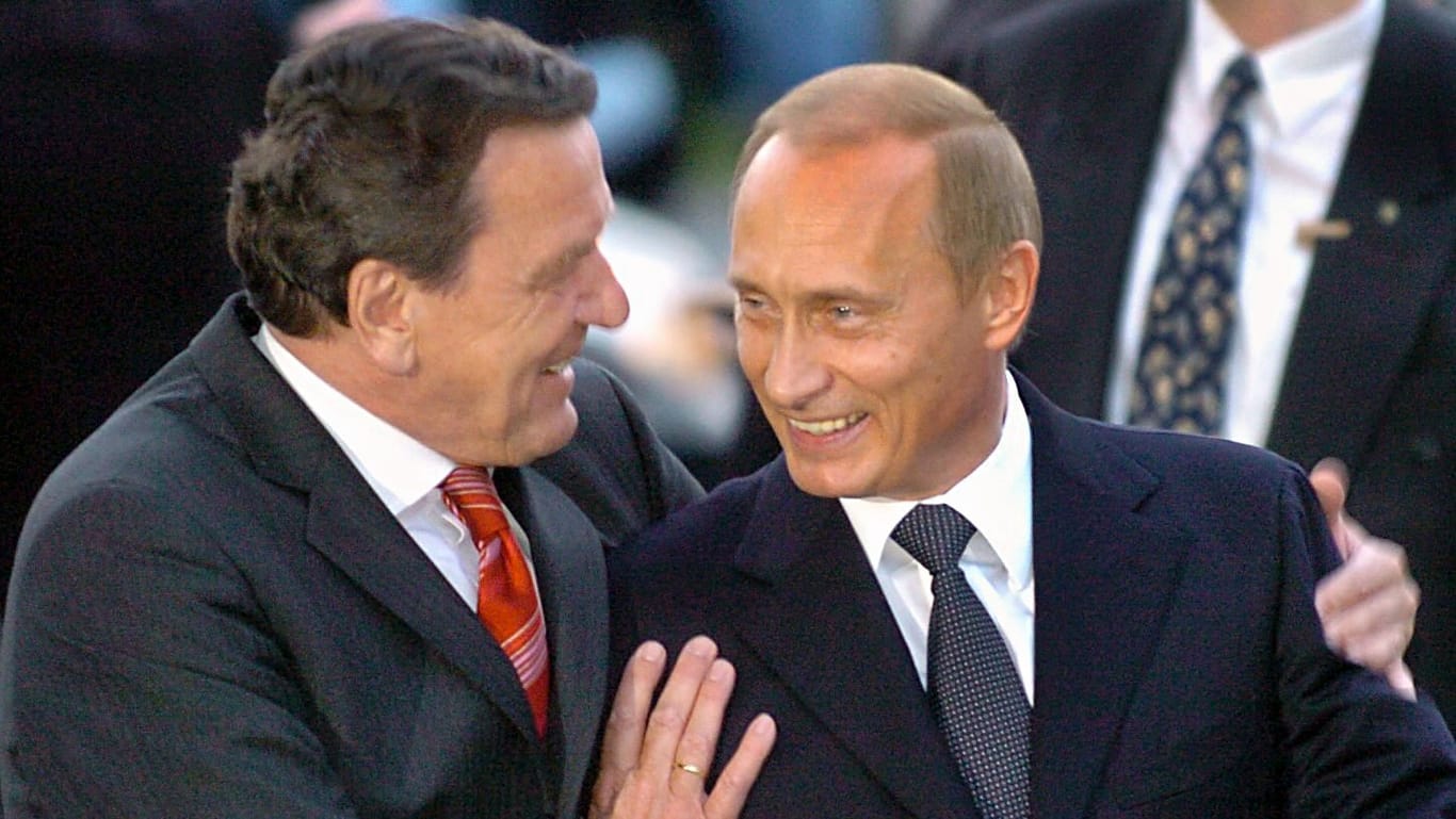 Der damalige Bundeskanzler Gerhard Schröder (SPD) begrüßt am 16.04.2004 den russischen Präsidenten Wladimir Putin.