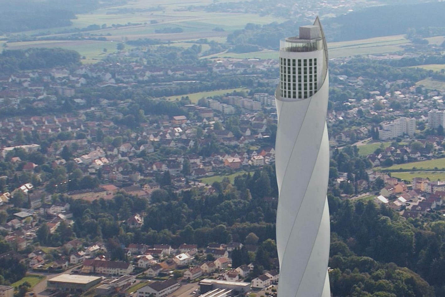 Mit beinahe 65 Stundenkilometern können die Aufzugskabinen vertikal und horizontal durch den Turm fahren.