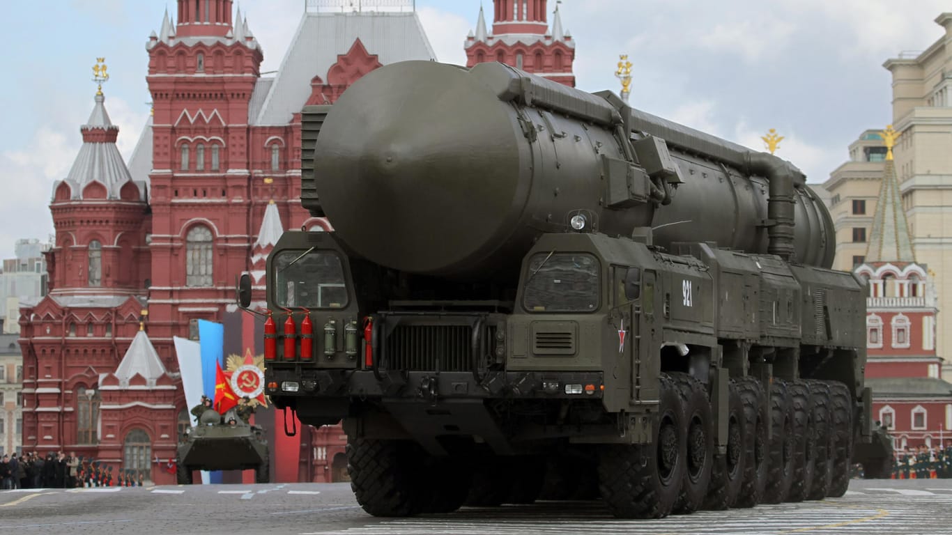 Eine strategische russische Atomrakete vom Typ Topol-M bei einer Militärparade in Moskau. Russland gehört nicht zu den Unterzeichnerstaaten des neuen Vertrages.