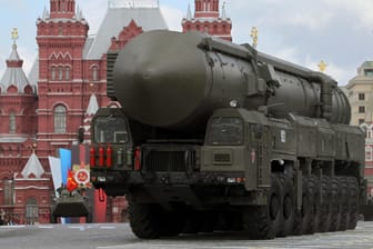 Eine strategische russische Atomrakete vom Typ Topol-M bei einer Militärparade in Moskau. Russland gehört nicht zu den Unterzeichnerstaaten des neuen Vertrages.