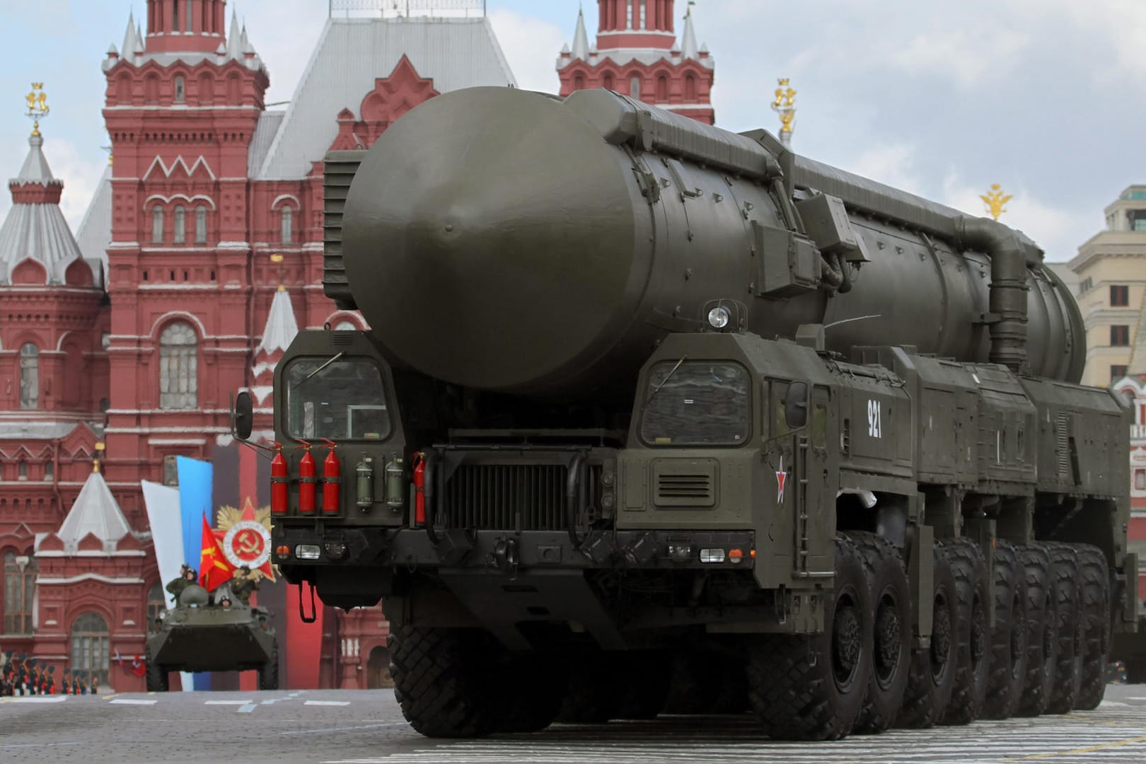 Eine strategische russische Atomrakete vom Typ Topol-M bei einer Militärparade in Moskau. Russland gehört nicht zu den Unterzeichnerstaaten des neuen Vertrages.