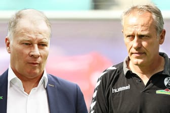 Kleinere Klubs, wie der FC Augsburg von Manager Stefan Reuter (l.) und der SC Freiburg von Trainer Christian Streich, könnten unter einer kürzeren Transferphase leiden.