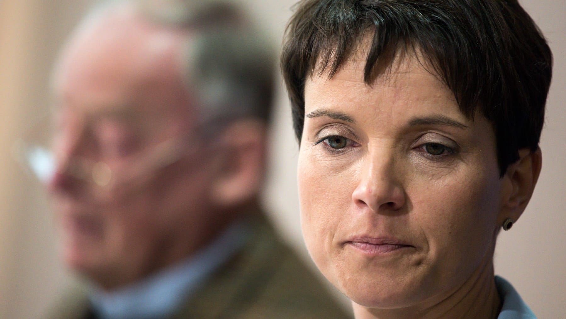 AfD-Parteivorsitzende Frauke Petry bringt sich für die Zeit nach der Wahl in Stellung und schießt gegen den völkischen Parteiflügel, zum dem auch Spitzenkandidat Alexander Gauland zählt.