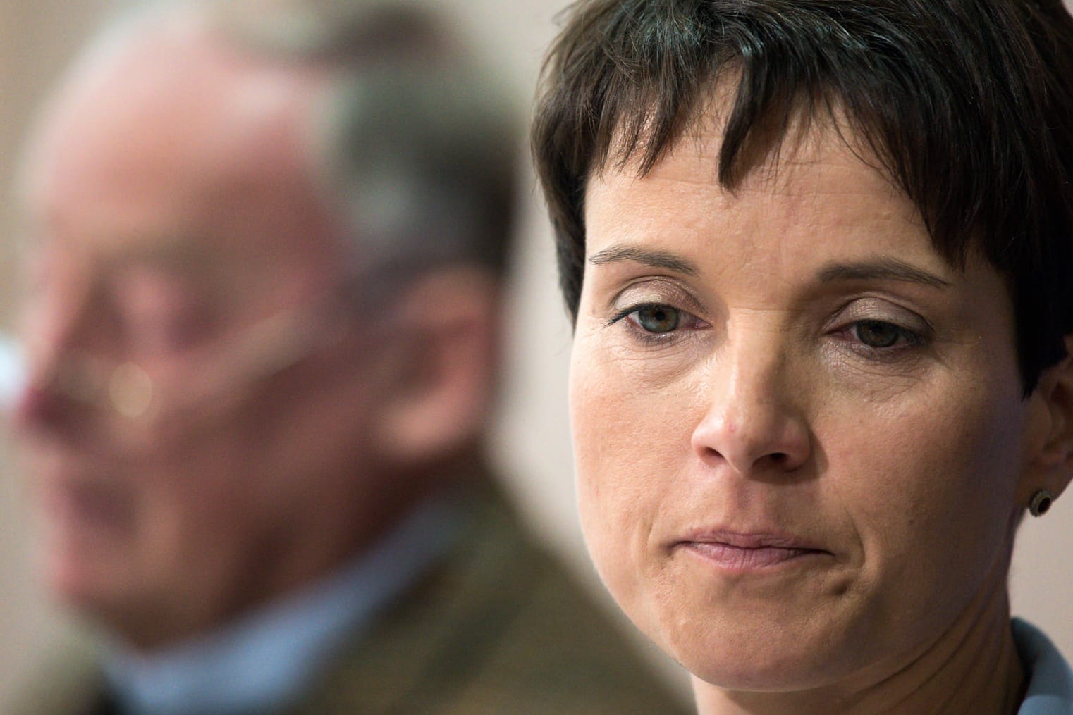 AfD-Parteivorsitzende Frauke Petry bringt sich für die Zeit nach der Wahl in Stellung und schießt gegen den völkischen Parteiflügel, zum dem auch Spitzenkandidat Alexander Gauland zählt.