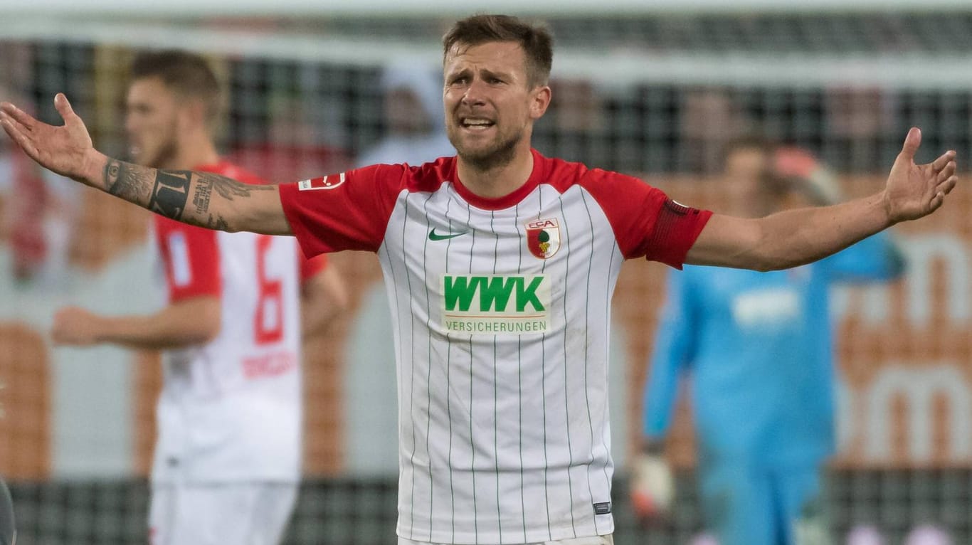 Augsburgs Daniel Baier sorgte gegen RB Leipzig für Aufregung.