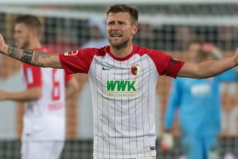 Augsburgs Daniel Baier sorgte gegen RB Leipzig für Aufregung.