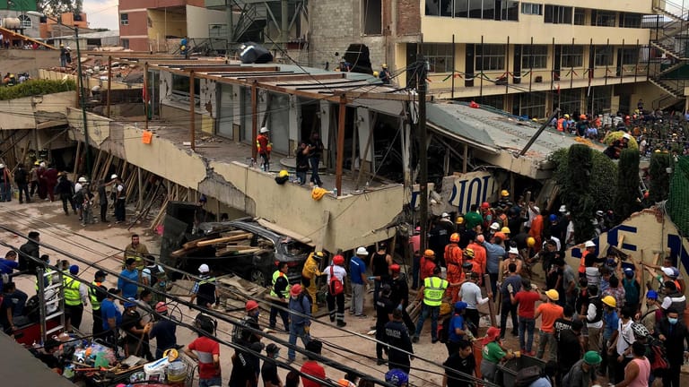 Rettungskräfte suchen im eingestürzten Gebäude der Enrique Rebsamen Schule nach vermissten Kindern.