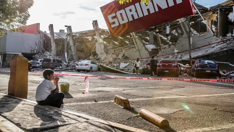 Ein Junge hockt vor den Trümmern eines eingestürzten Supermarktes im Stadtteil Tasquena im Süden von Mexiko-Stadt.