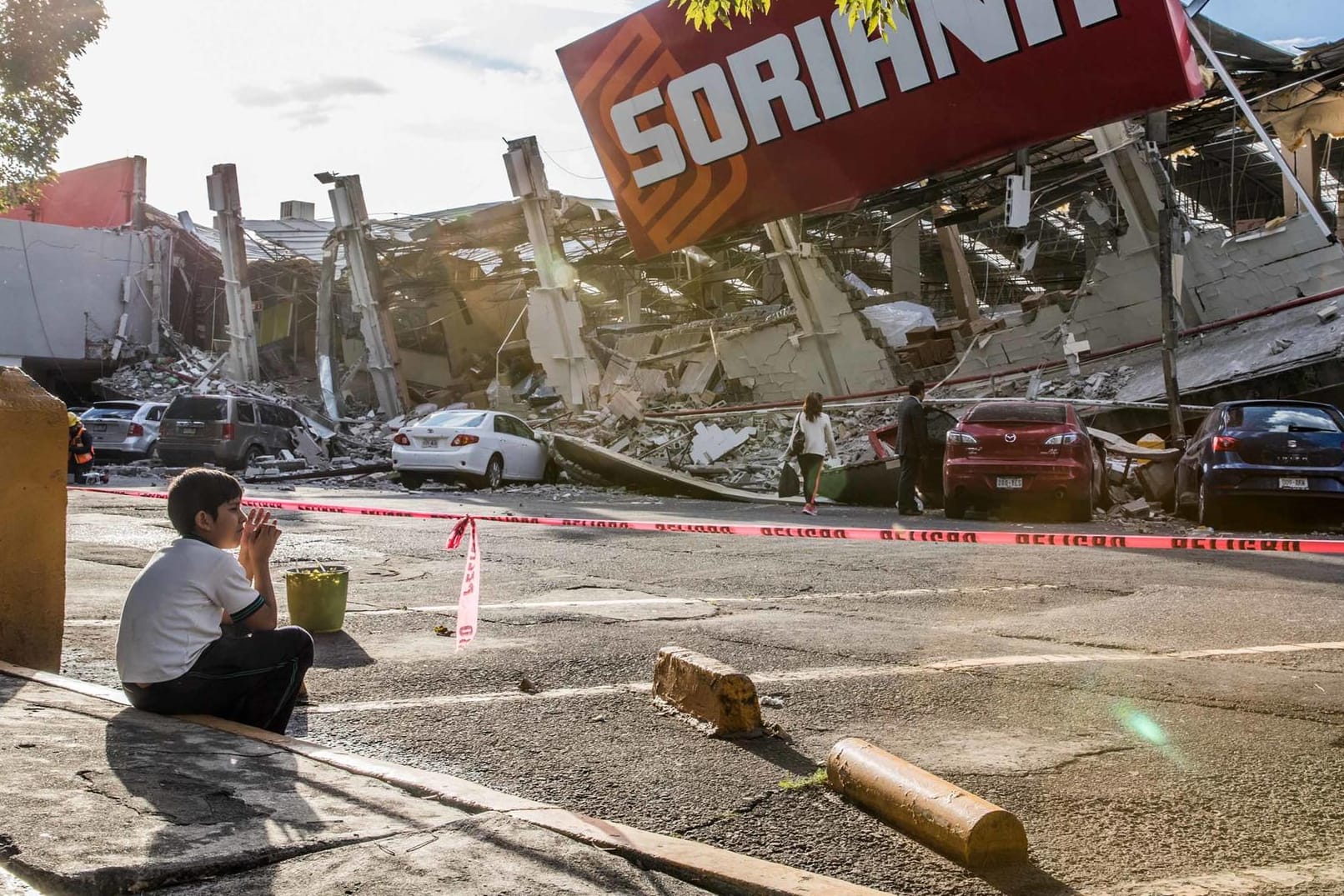 Ein Junge hockt vor den Trümmern eines eingestürzten Supermarktes im Stadtteil Tasquena im Süden von Mexiko-Stadt.