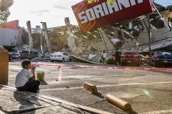 Ein Junge hockt vor den Trümmern eines eingestürzten Supermarktes im Stadtteil Tasquena im Süden von Mexiko-Stadt.