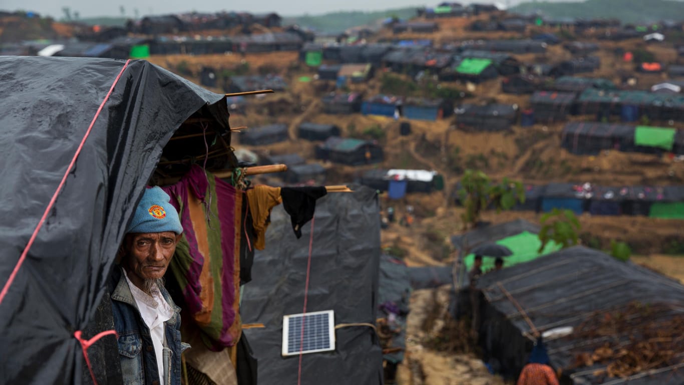 Mehr als 500.000 Menschen der muslimischen Rohingya-Minderheit sind binnen eines Jahres aus Myanmar ins Nachbarland Bangladesch geflüchtet - und harren in überfüllten Flüchtlingscamps aus.