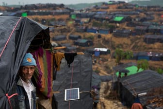 Mehr als 500.000 Menschen der muslimischen Rohingya-Minderheit sind binnen eines Jahres aus Myanmar ins Nachbarland Bangladesch geflüchtet - und harren in überfüllten Flüchtlingscamps aus.
