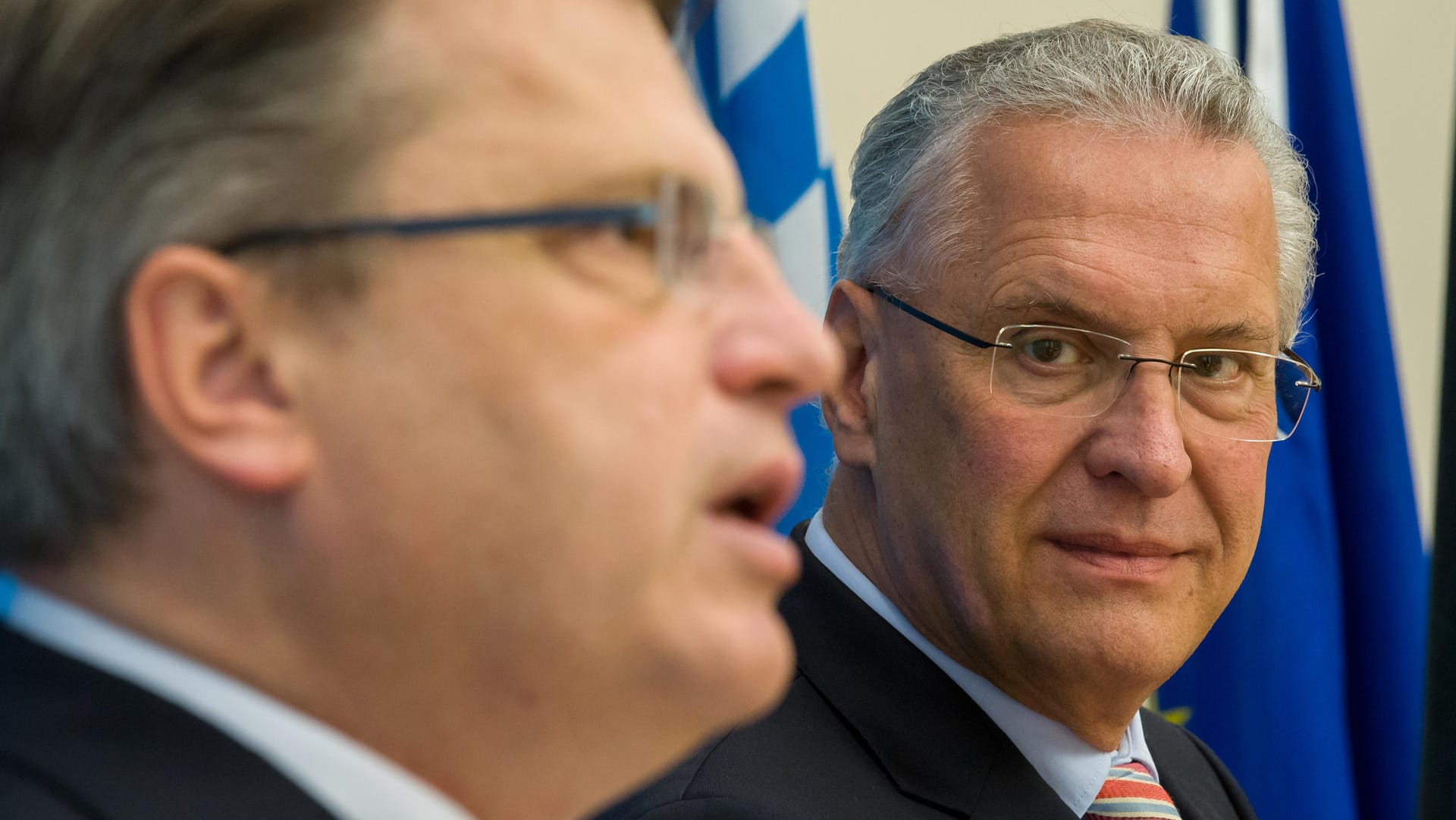 Bayerns Justizminister Winfried Bausback (l) und der bayerische Innenminister Joachim Herrmann (beide CSU) bei der Pressekonferenz in München.