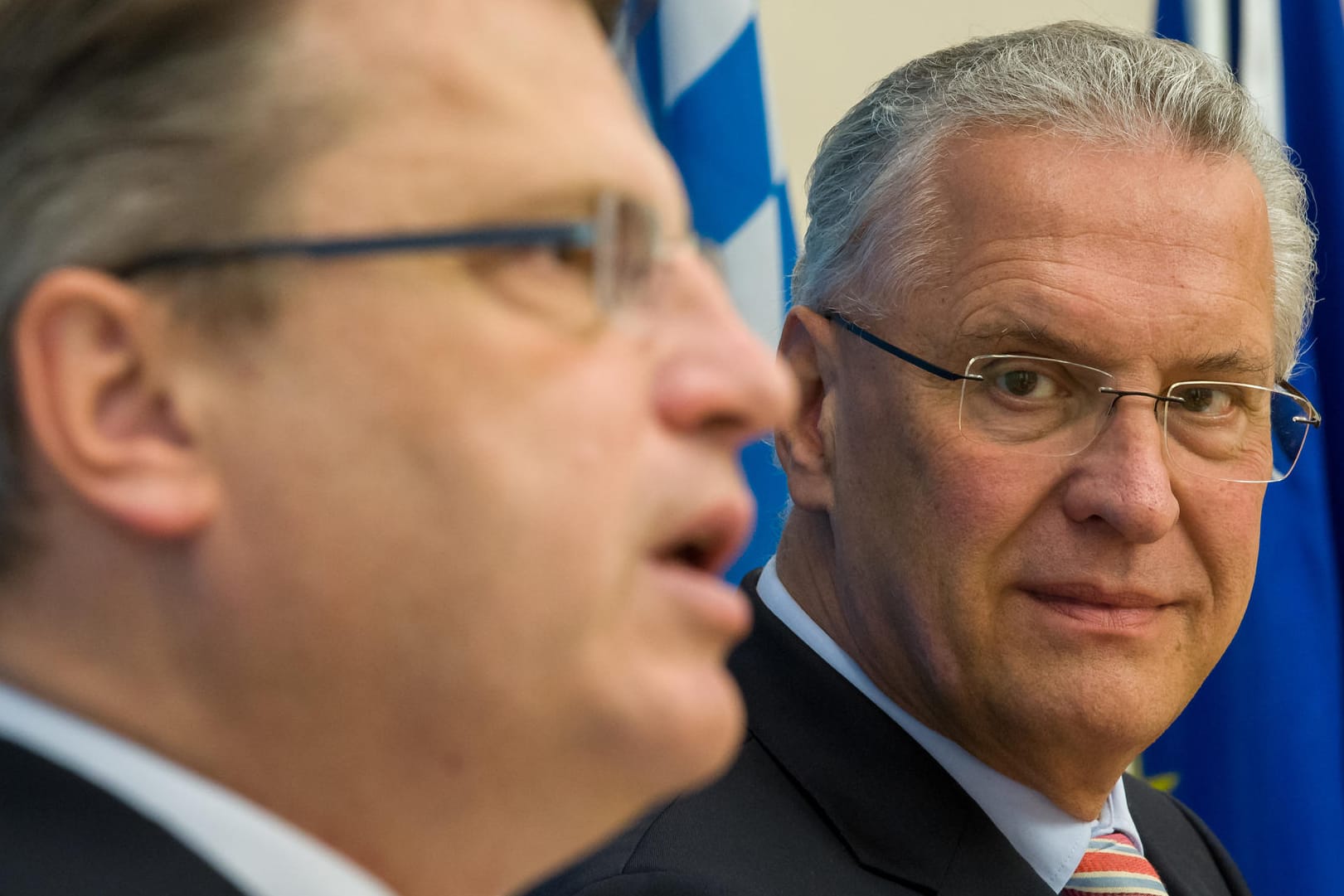 Bayerns Justizminister Winfried Bausback (l) und der bayerische Innenminister Joachim Herrmann (beide CSU) bei der Pressekonferenz in München.