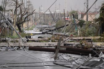 Stromleitungen liegen in Humacao, Puerto Rico, auf der Straße, nachdem die Region von Hurrikan "Maria" verwüstet wurde.