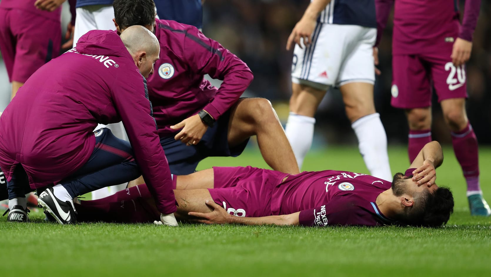 Ilkay Gündogan (r.) liegt nach einer Grätsche von Claudio Yacebo verletzt auf dem Platz.