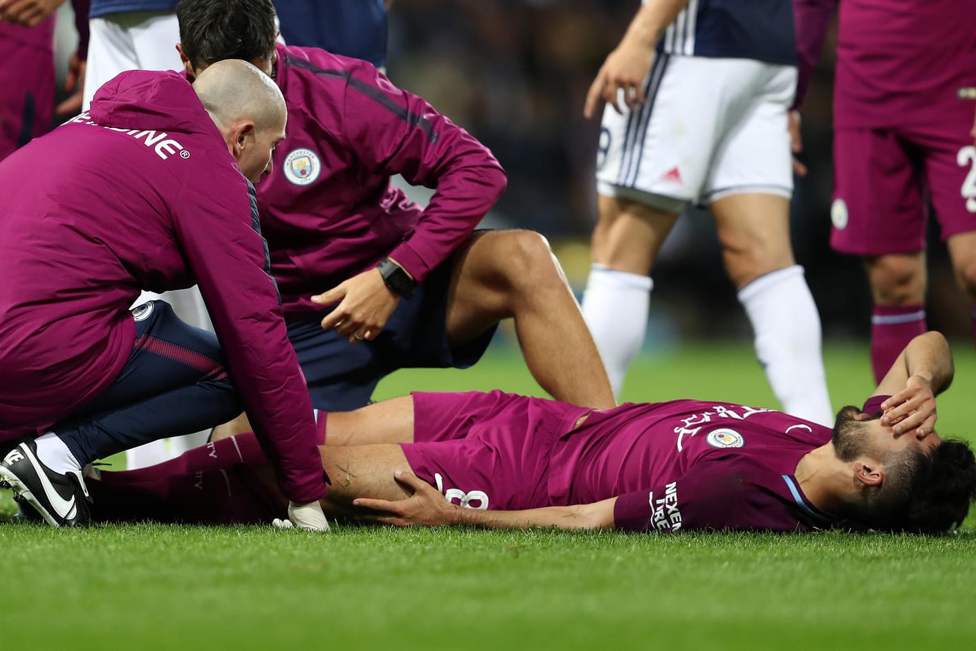 Ilkay Gündogan (r.) liegt nach einer Grätsche von Claudio Yacebo verletzt auf dem Platz.