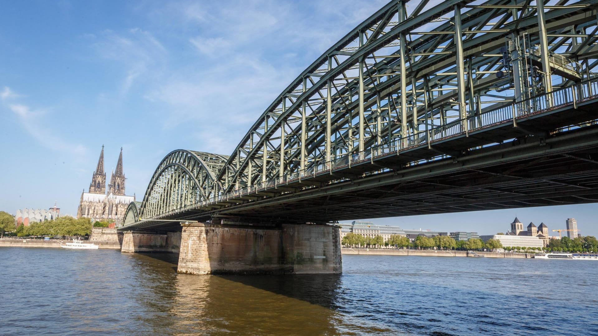 Der abgelehnte Asylbewerber iranischer Herkunft warf Gedichte in arabischer Schrift von der Brücke