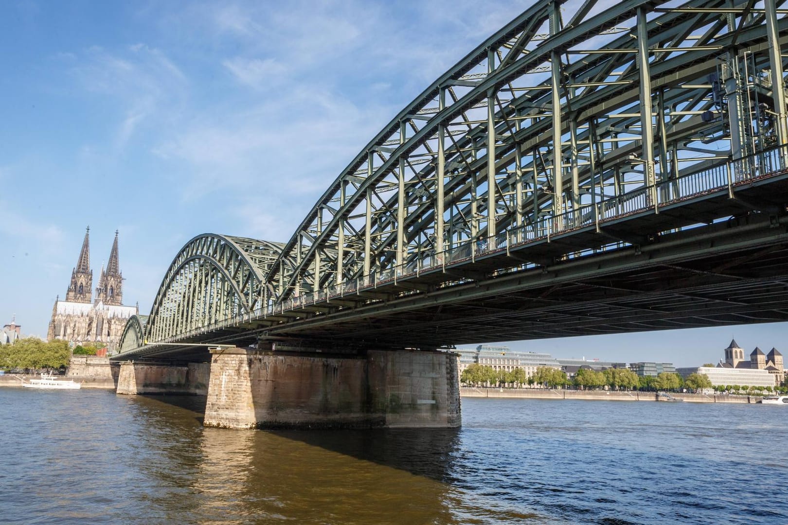 Der abgelehnte Asylbewerber iranischer Herkunft warf Gedichte in arabischer Schrift von der Brücke