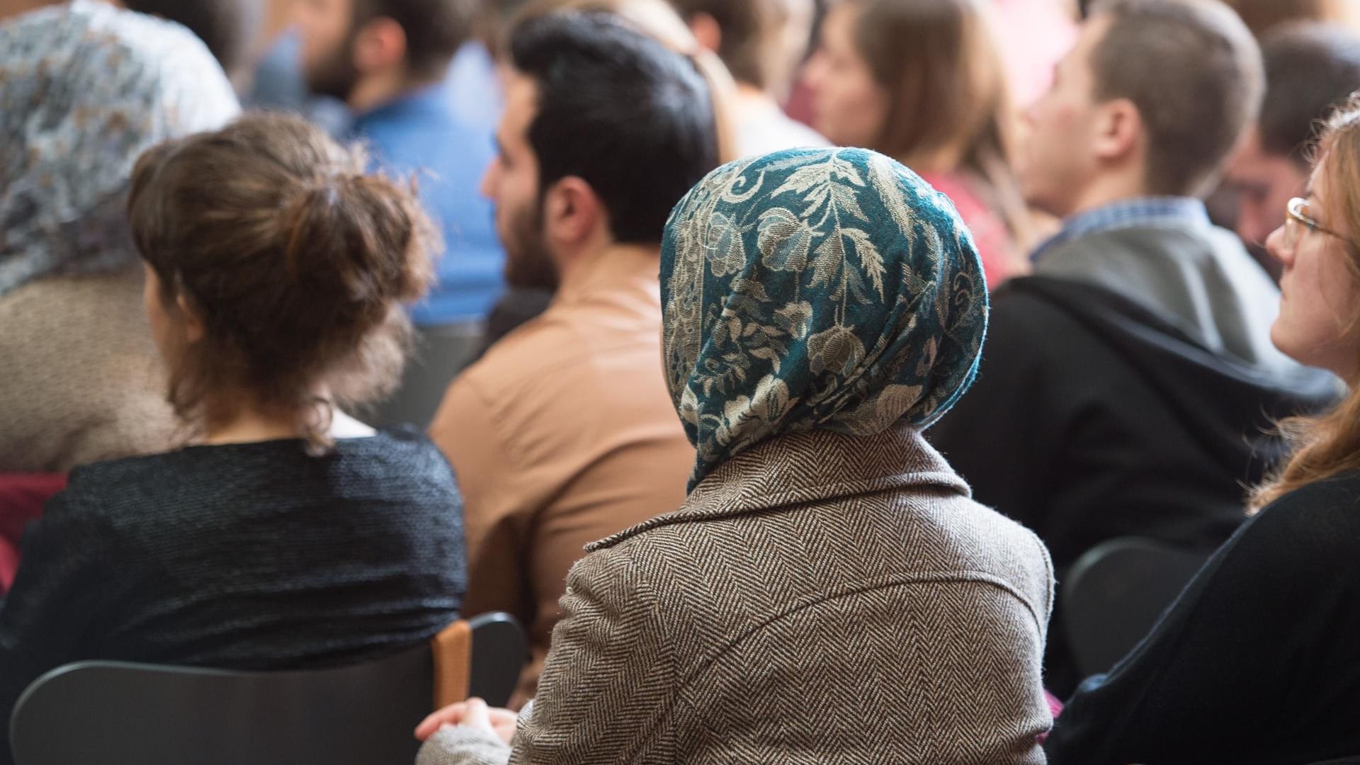 Die allermeisten Muslime fühlen sich wohl in Europa. Viele berichten aber auch von nachteiligen Erfahrungen. Die allermeisten Muslime fühlen sich wohl in Europa. Viele berichten aber auch von nachteiligen Erfahrungen.