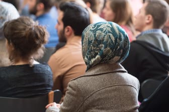 Die allermeisten Muslime fühlen sich wohl in Europa. Viele berichten aber auch von nachteiligen Erfahrungen.