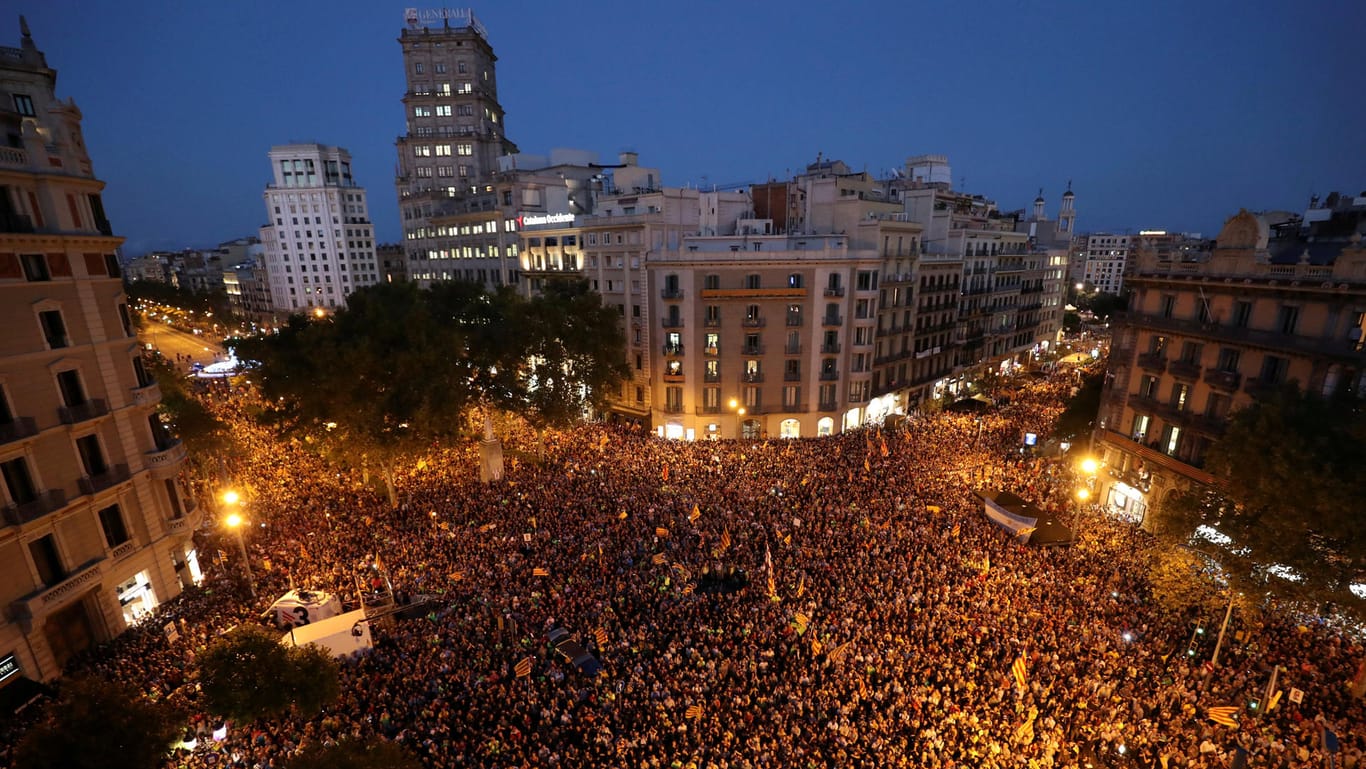 In der katalanischen Hauptstadt Barcelona demonstrierten am Mittwoch Zehntausende Menschen gegen die Politik der Zentralregierung in Madrid.