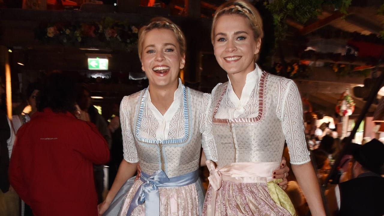 Hochgeschlossen und blasse Farben: Die Meise-Zwillinge im Trendlook der Wiesn in der Käferschänke.