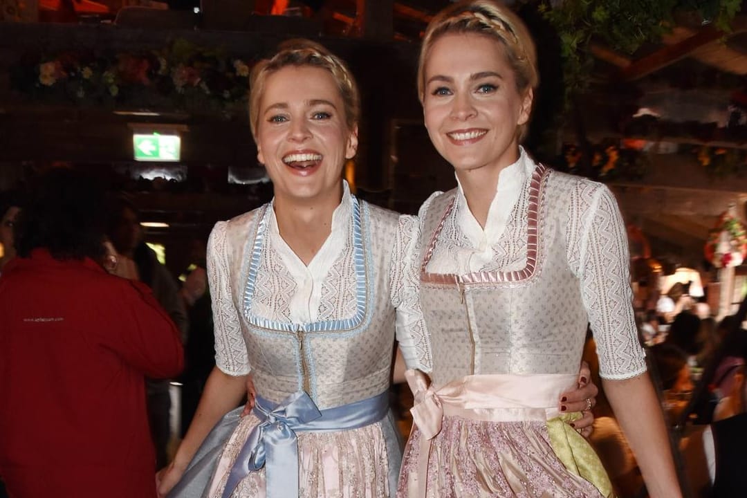 Hochgeschlossen und blasse Farben: Die Meise-Zwillinge im Trendlook der Wiesn in der Käferschänke.