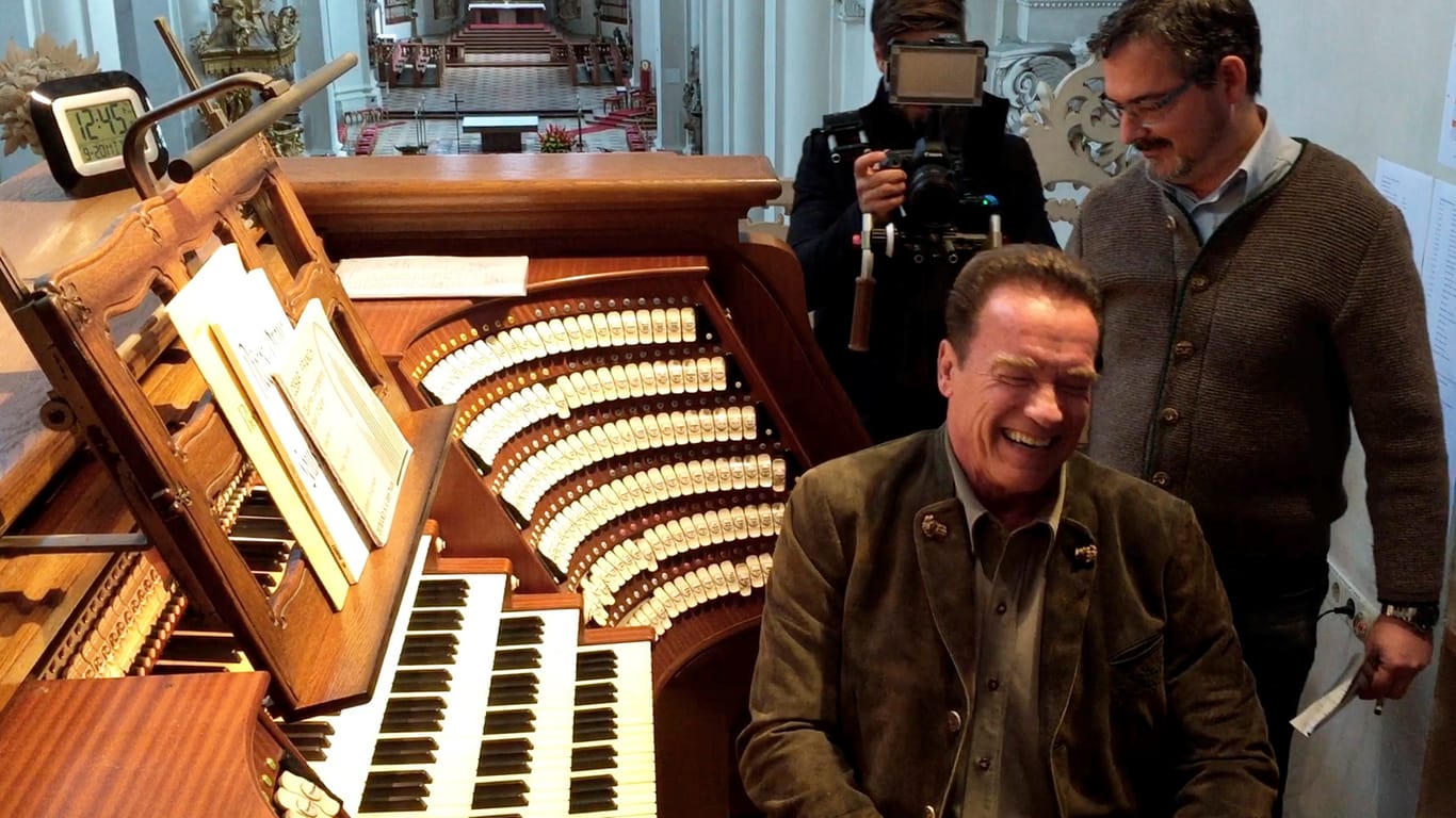 Der Filmstar und ehemalige kalifornische Gouverneur Arnold Schwarzenegger hat an der Orgel im Dom in Passau sichtlich Spaß.