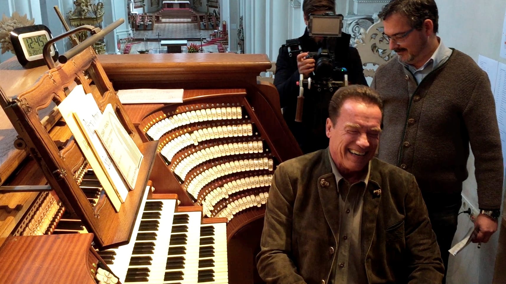 Der Filmstar und ehemalige kalifornische Gouverneur Arnold Schwarzenegger hat an der Orgel im Dom in Passau sichtlich Spaß. Der Filmstar und ehemalige kalifornische Gouverneur Arnold Schwarzenegger hat an der Orgel im Dom in Passau sichtlich Spaß.