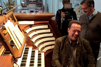 Der Filmstar und ehemalige kalifornische Gouverneur Arnold Schwarzenegger hat an der Orgel im Dom in Passau sichtlich Spaß.
