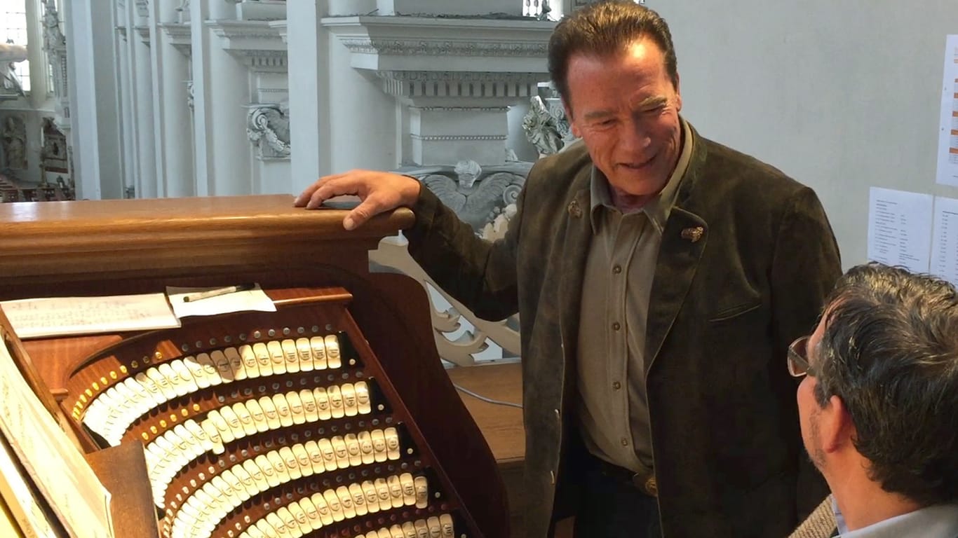 Schwarzenegger (l) steht neben der Orgel im Passauer Dom.