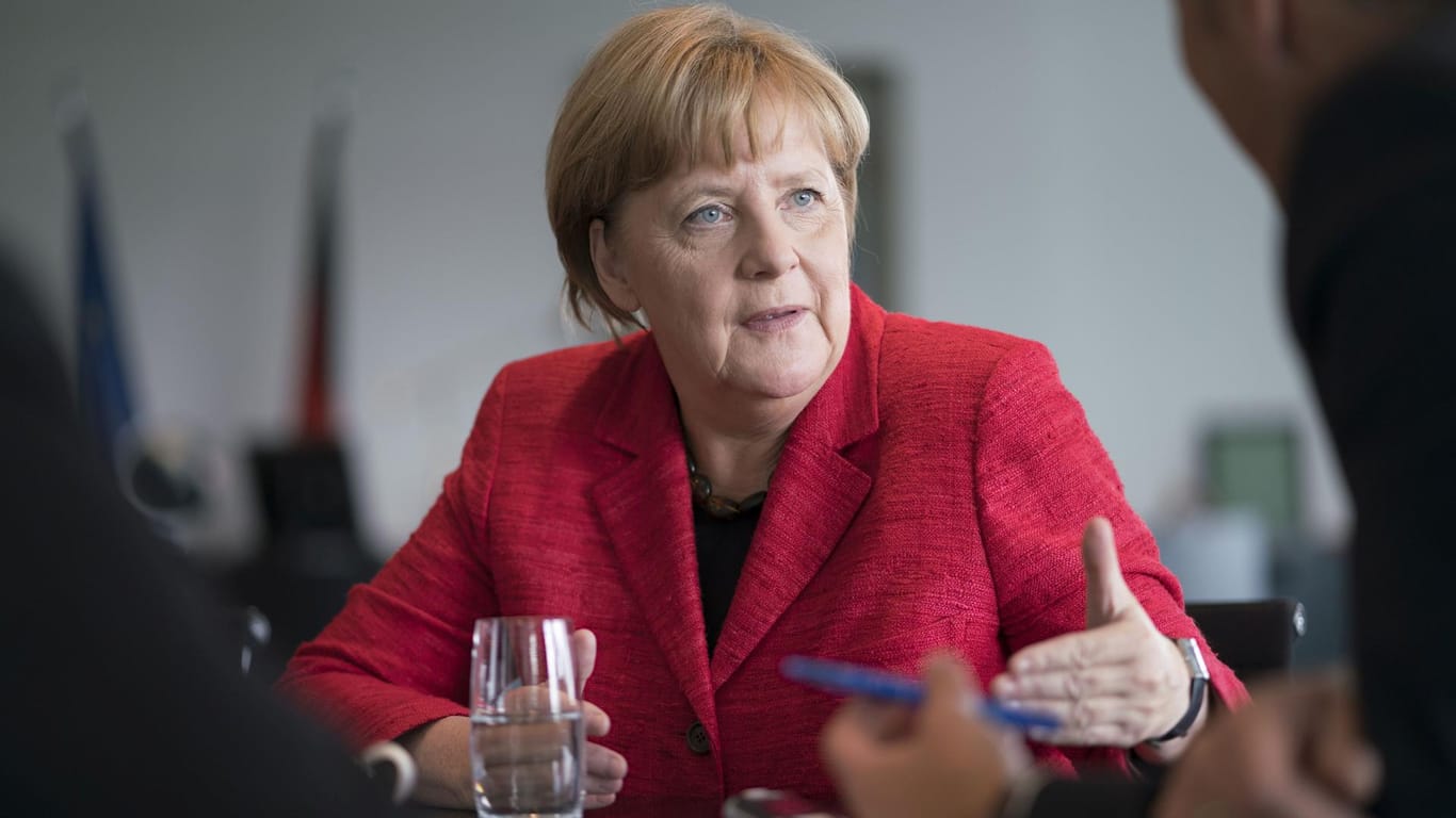 Bundeskanzlerin Angela Merkel verteidigt die Arbeitsmarktpolitik in ihrer Amtszeit: "Die Arbeitslosigkeit hat sich seit damals halbiert."
