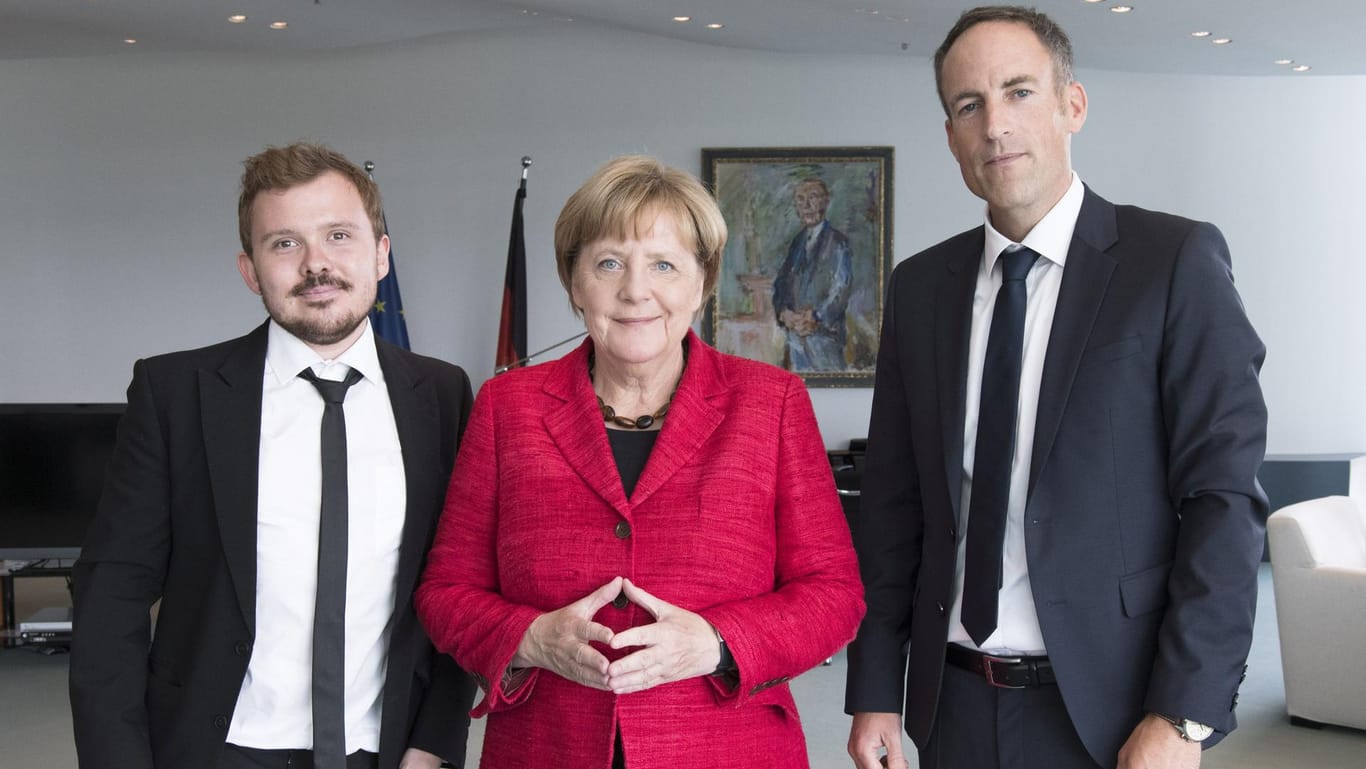 Bundeskanzlerin Angela Merkel im Gespräch mit Chefredakteur Florian Harms und Politik-Redakteur Patrick Diekmann