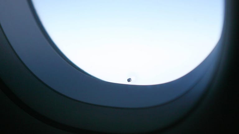 Das Loch in der Fensterscheibe eines Flugzeugs des Typs A 321.