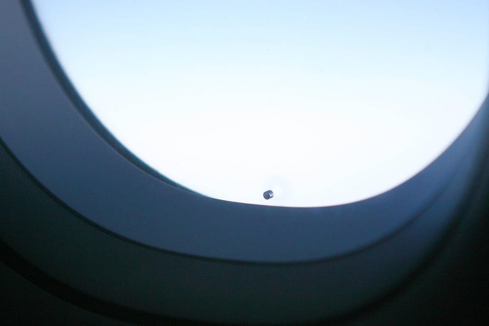 Das Loch in der Fensterscheibe eines Flugzeugs des Typs A 321.