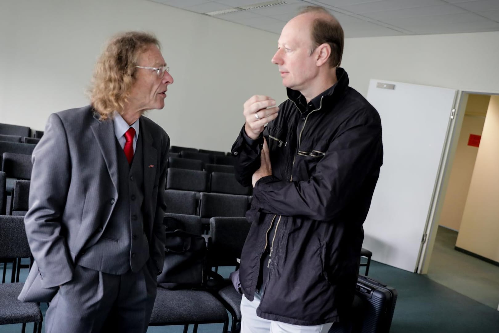 Die Satirepartei "Die Partei" um ihren Vorsitzenden Martin Sonneborn (rechts) und Schatzmeister Norbert Gravius klagt vor dem Berliner Verwaltungsgericht gegen finanzielle Rückforderungen des Bundestags.